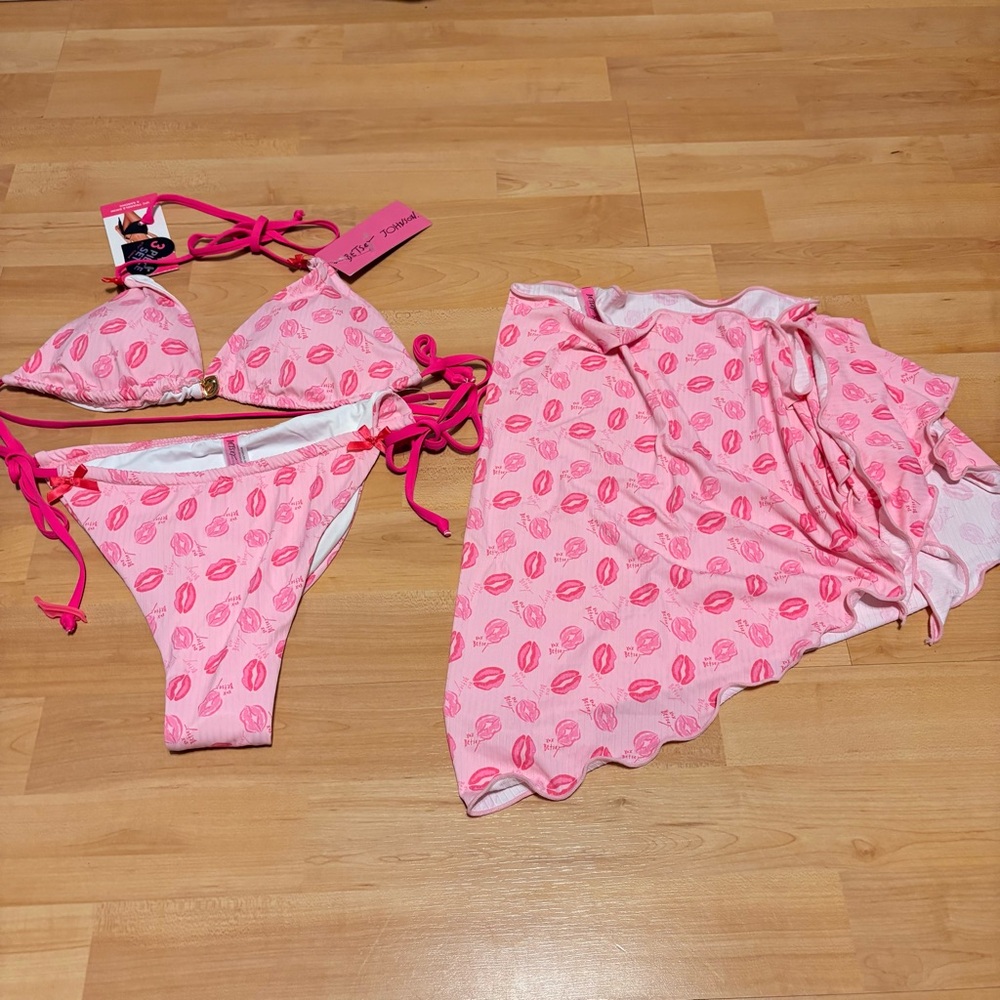 New Betsey Johnson Pink Lip-Print Bikini Set With Sarong Large